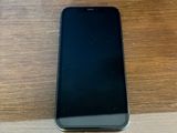 un téléphone portable posé sur une table
