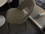deux chaises et une table devant une fenêtre
