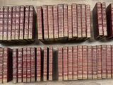 six rangées de vieux livres sont alignées sur une table