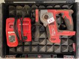 un outil dans une boîte contenant d'autres outils