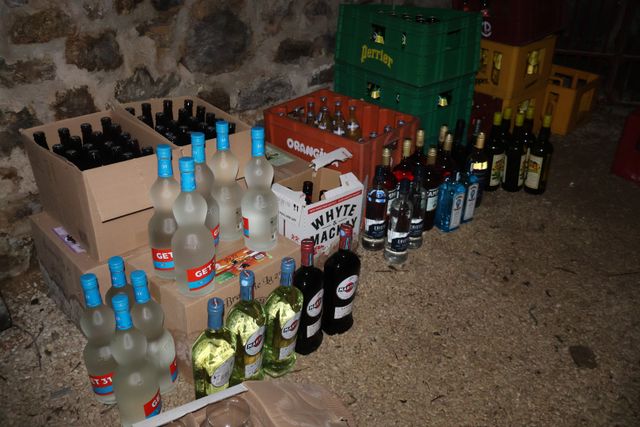 Bouteilles d’alcool : 7 Martini, 6 Campari, 4 Vodka, 2 Gin, 5 Sal...