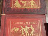deux livres posés l'un à côté de l'autre sur une table en bois