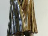 une statue représentant un homme avec un chapeau et une canne