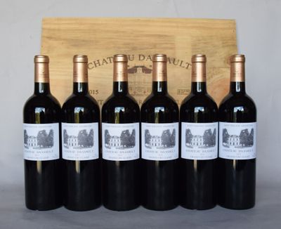 six bouteilles de vin rouge sont alignées devant une caisse en bois