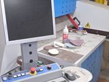 un ordinateur posé sur un bureau dans un entrepôt