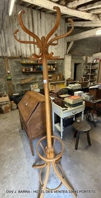 une photo d'un porte-manteau dans un atelier