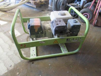 une image représentant un chariot vert équipé d'un petit moteur