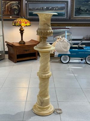 une lampe posée sur une table dans une pièce