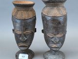 deux vases ornés de visages, exposés