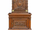 une vieille horloge de parquet en bois, ornée de sculptures sur la façade