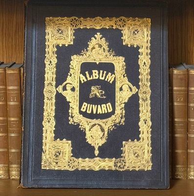 une photo d'un livre posé sur une étagère à côté d'autres livres