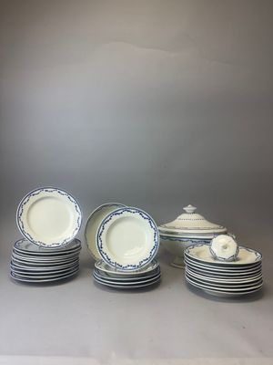 un grand nombre d'assiettes posées sur une table