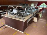 une longue table de buffet sur laquelle sont disposés de nombreux plats