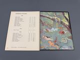 un livre ouvert sur lequel figure une illustration d'animaux et d'oiseaux