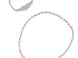 deux bijoux en argent sur fond blanc