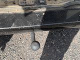 un gros plan sur le pare-chocs d'une voiture dont un pneu est à plat