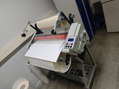 un rouleau de papier sur une machine dans une pièce
