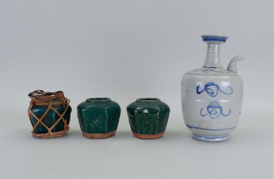 trois petits vases posés l'un à côté de l'autre sur une table
