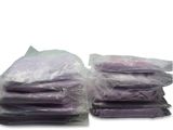 une pile de tissus violets empilés les uns sur les autres