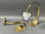 paire de bougeoirs anciens en laiton avec des abat-jours en verre