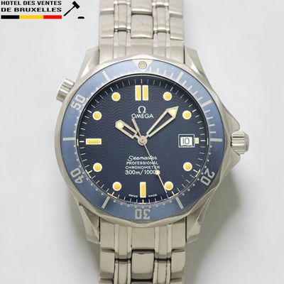 une image représentant une montre avec un cadran bleu et des aiguilles jaunes