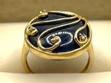 l'image d'une bague en or contenant une pierre bleue