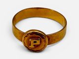 un gros plan d'une bague en or sur laquelle figure la lettre f