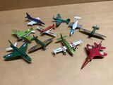 beaucoup de petits avions qui sont posés sur la table