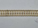 un bracelet plaqué or composé d'une chaîne à maillons et d'un fermoir