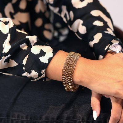 La femme porte un t-shirt noir et blanc et un bracelet.