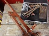 une boîte à outils posée sur une table à côté d'une paire de clés