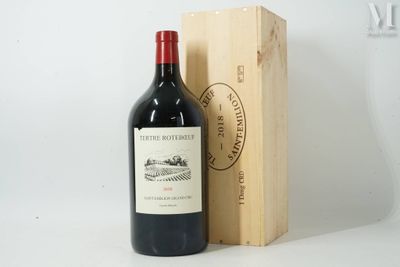 une bouteille de vin posée à côté d'une caisse en bois