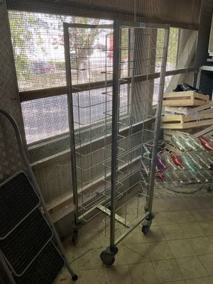 une cage posée sur un chariot dans une pièce