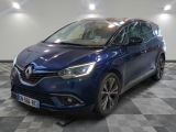 une voiture bleue est garée dans une pièce au sol à carreaux