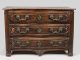 une commode ancienne avec des poignées et des boutons en laiton