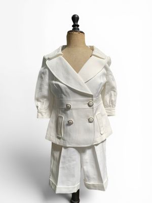 une photo d'une robe et d'une veste blanches sur un mannequin