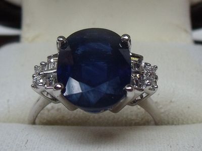 Bague en or blanc 18K, sertie d’un saphir ovale de 4 carats …