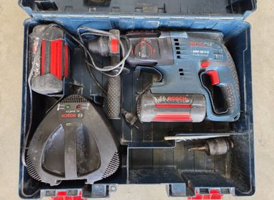une boîte contenant des outils posée sur le sol