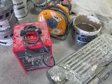 de nombreux types de peinture et d'outils éparpillés sur le sol