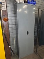 T43: 4 racks orange/bleu (vide) + 3 armoires métaiiques avec… (photo 4)