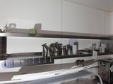 une photo d'une cuisine équipée d'appareils électroménagers en acier inoxydable