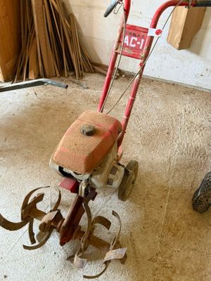 une petite barre de commande rouge posée par terre dans un garage