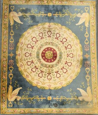 un gros plan sur un tapis orné d'oiseaux et de fleurs