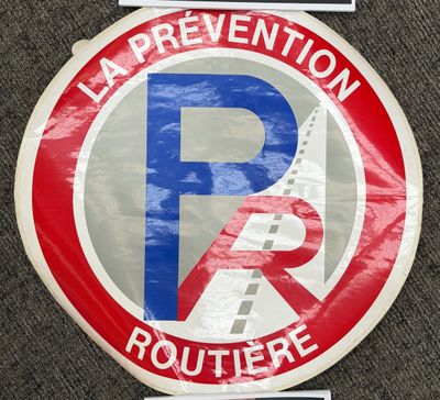 a red and white sign that says la prevention routerie