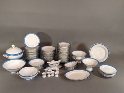 beaucoup d'assiettes et de bols posés sur une table
