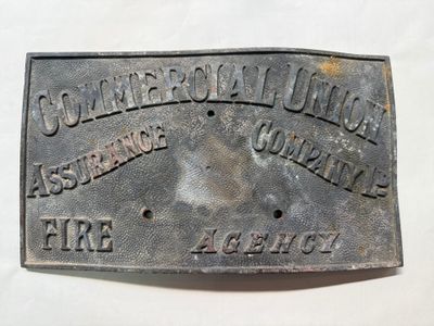 un gros plan d'une plaque métallique posée sur une surface blanche