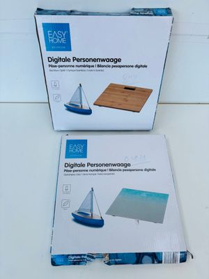 deux boîtes contenant des appareils électroniques posées sur une table blanche