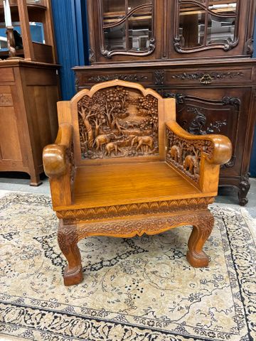 Birmanie. Fauteuil en bois richement sculpté d’animaux et végétau