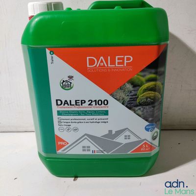 Le gallon de Dalep est posé sur la table, près du mur.