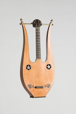 une image représentant un instrument en bois orné d'un visage